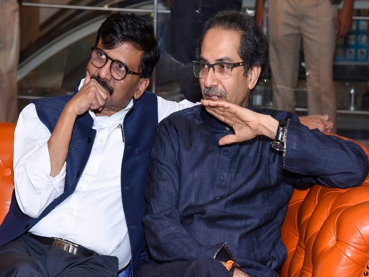 shiv sena targets modi government over economic crisis, praises manmohan singh शिवसेना ने की मनमोहन सिंह की तारीफ, 'आर्थिक मंदी' के लिए मोदी सरकार पर बोला हमला