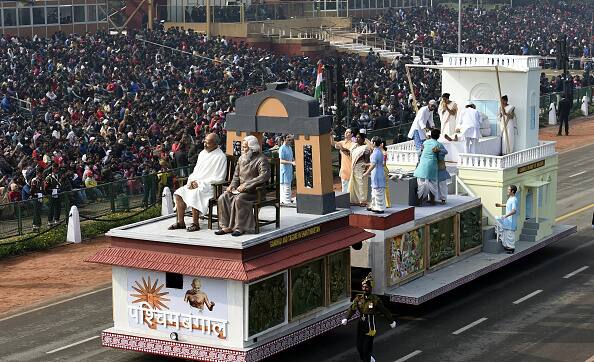 फुल ड्रेस रिहर्सल के दौरान राजपथ पर प्रदर्शन पर पश्चिम बंगाल की झांकी.