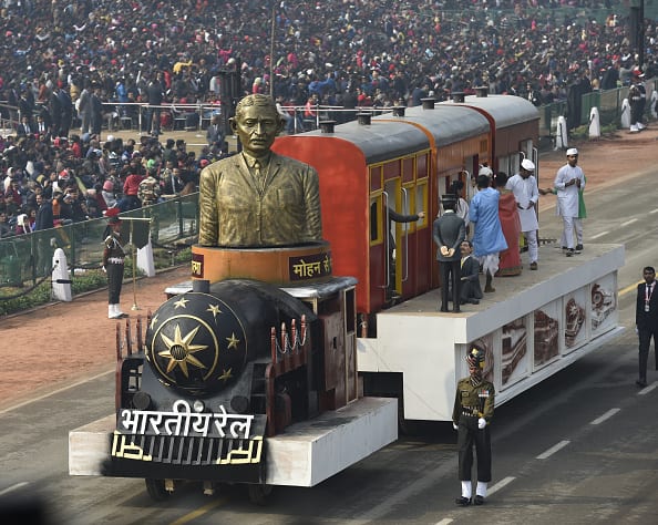 फुल ड्रेस रिहर्सल के दौरान राजपथ पर प्रदर्शन पर भारतीय रेलवे की झांकी.