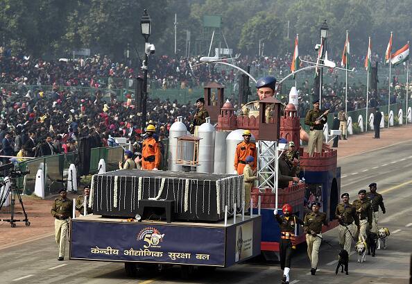 फुल ड्रेस रिहर्सल के दौरान राजपथ पर प्रदर्शन पर CISF की झांकी.