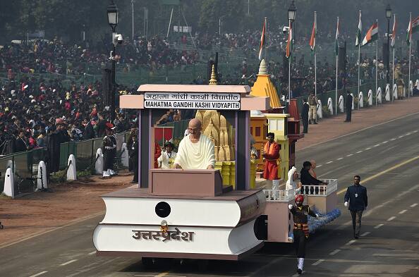 फुल ड्रेस रिहर्सल के दौरान राजपथ पर प्रदर्शन पर उत्तर प्रदेश की झांकी.