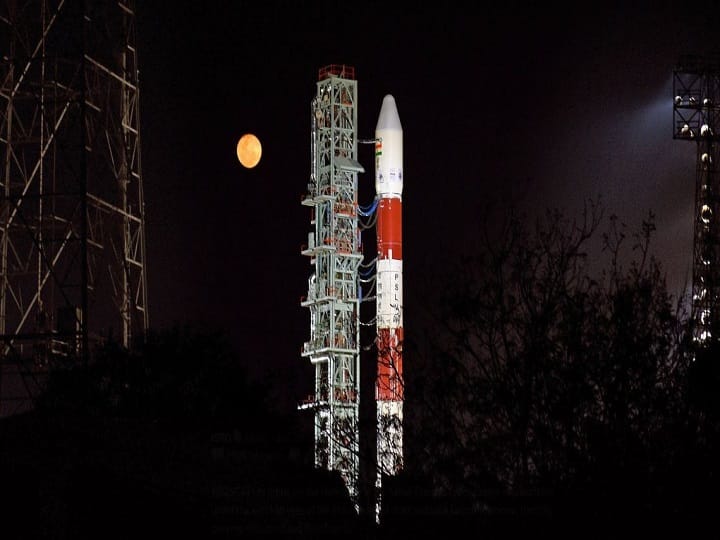 इसरो ने पहली बार इस लॉच के लिए पीएसएलवी - डीएल (PSLV - DL) का इस्तेमाल किया. अमूमन अंतरिक्ष में इन लॉन्च और पुराने उपग्रहों के कारण और साथ ही बचे खुचे रॉकेट के टुकड़ों से