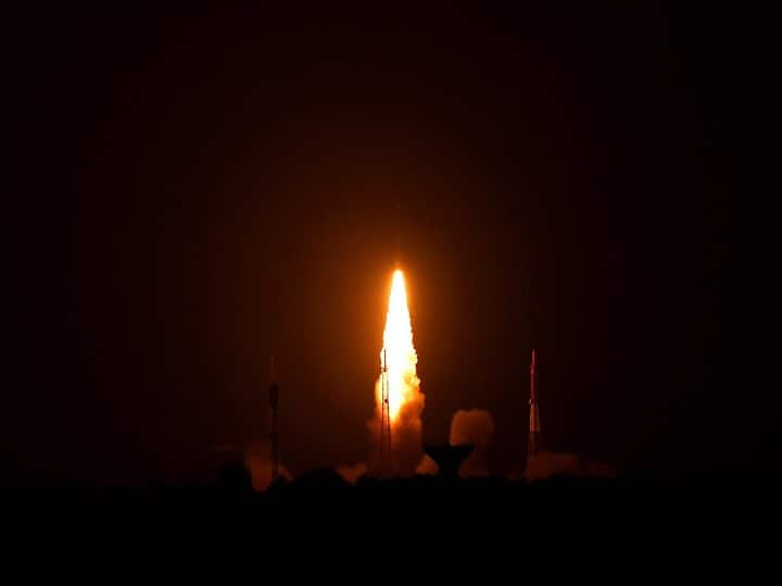 इस बार पीएसएलवी को इसरो ने खास ताकत दी है जिससे यह आखिरी स्टेज साल भर तक चल सकें. कलामसैट का वज़न 1.26 किलोग्राम है. जो कि एक कुर्सी के वज़न से भी कम है. जानकारी के मुताबिक इस उपग्रह को महज़ 6 दिनों में तैयार किया गया. इस उपग्रह को चेन्नई स्थित स्पेस एजुकेशन फर्म
