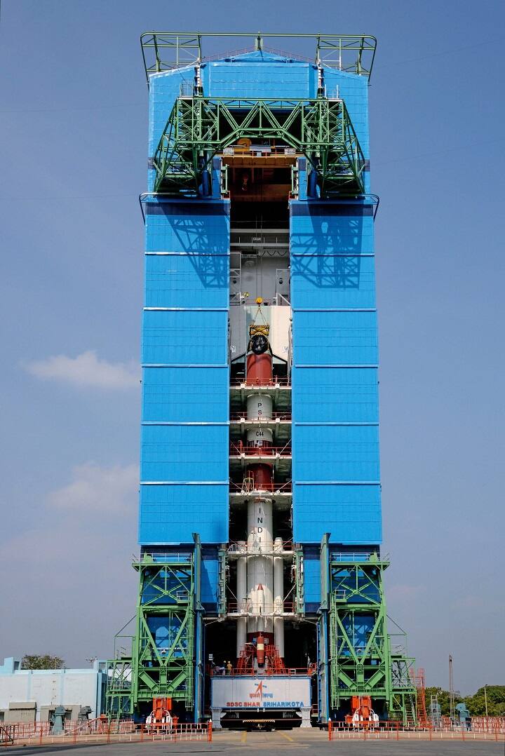 इसरो की इस बड़ी कामयाबी के बाद प्रधानमंत्री नरेंद्र मोदी ने बधाई दी है. उन्होंने ट्वीट कर कहा, ''PSLV के एक और सफल प्रक्षेपण के लिए अंतरिक्ष वैज्ञानिकों को हार्दिक बधाई. भारत के प्रतिभाशाली छात्रों द्वारा निर्मित कलामसैट ने कक्षा में प्रवेश किया. इसरो के मुताबिक, पीएसएलवी-सी44 ने माइक्रोसैट-आर को सफलतापूवर्क उसकी कक्षा में स्थापित किया. इसरो के 2019 के पहले मिशन में 28 घंटे की उल्टी गिनती के बाद रात 11 बजकर 37 मिनट पर पीएसएलवी-सी44 ने उड़ान भरी. यह पीएसएलवी की 46वीं उड़ान है.