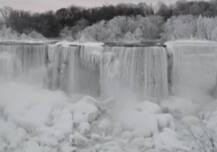 ठंड के जादू की तस्वीरें: किसी फिल्म के सेट सा नज़र आ रहा है जमा हुआ नियाग्रा फॉल्स