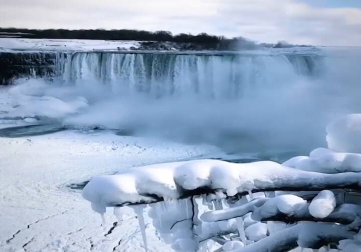 ठंड का कहर ऐसा है कि अमेरिका-कनाडा के बॉर्डर पर स्थित नियाग्रा फॉल्स जम गया है. 