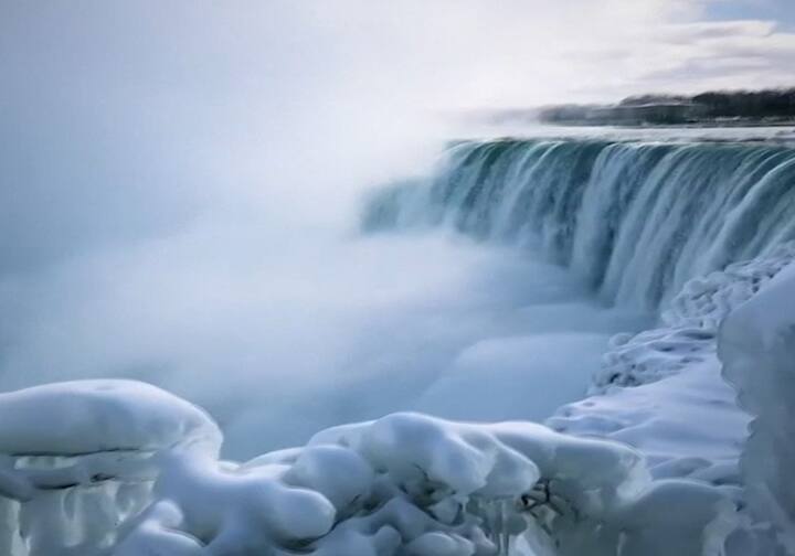 इस हवा ने इस फॉल को जमाकर किसी फिल्म सेट जैसे दिखने में तब्दील कर दिया है.