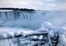ठंड के जादू की तस्वीरें: किसी फिल्म के सेट सा नज़र आ रहा है जमा हुआ नियाग्रा फॉल्स