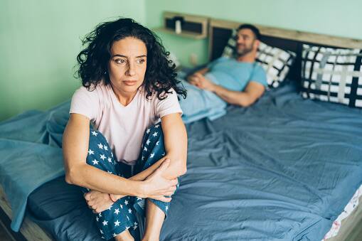 जेनिफर की आपबीती पर कईयों ने सहानुभूति दिखाई तो कईयों ने क्रिस से तलाक लेने की सलाह दी. जेनिफर इन सबसे बहुत ज्यादा अपसेट हो गई और लोगों को क्रिस को भला-बुरा कहने पर रोकने लगी.