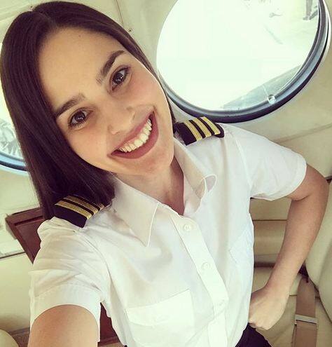 इसके अलावा पायलेट के ड्रेस में भी आप एना को देख सकते हैं. 