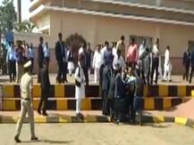 राहुल की मददगार छवि सोशल मीडिया पर वायरल, सड़क पर गिरे कैमरामैन को उठाने दौड़े