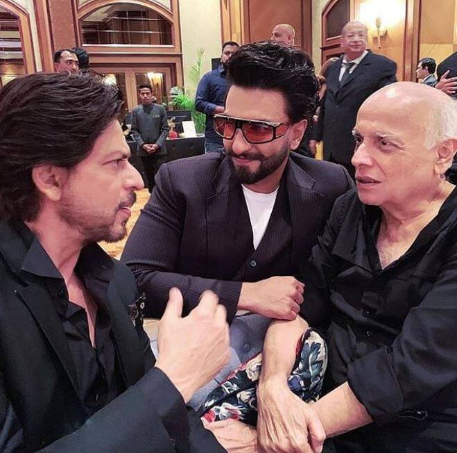 रिसेप्शन पार्टी में महेश भट्ट के साथ मौजूद रणवीर सिंह और शाहरु खान. (तस्वीर: मानव मंगलानी)