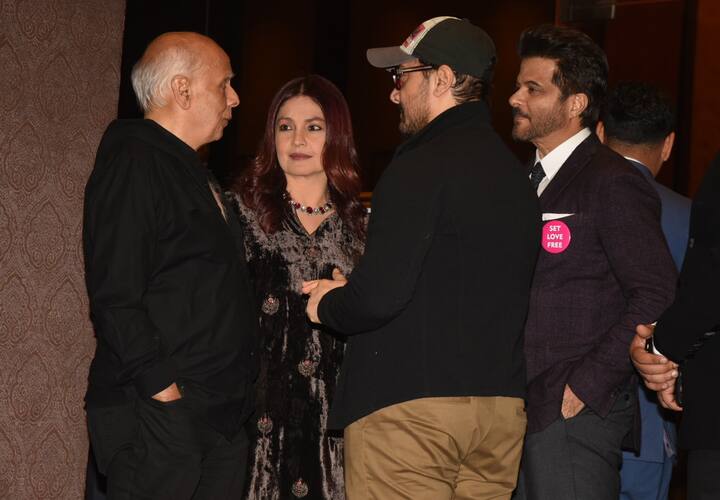 मेहमानों का स्वागत करते महेश भट्ट और पूजा भट्ट. (तस्वीर: मानव मंगलानी)