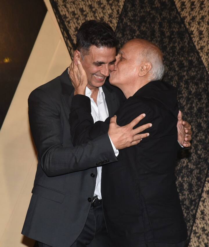 अक्षय कुमार को प्यार करते महेश भट्ट. (तस्वीर: मानव मंगलानी)