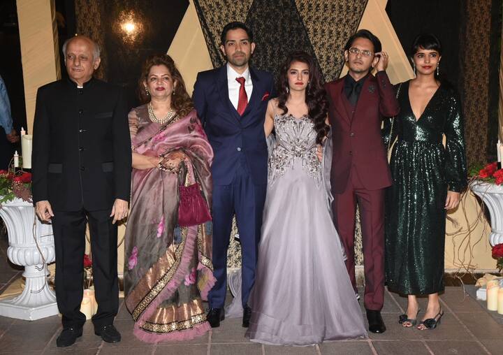 परिवार के साथ न्यूली वेड साक्षी भट्ट और उनके पति मजाहिर. (तस्वीर: मानव मंगलानी)