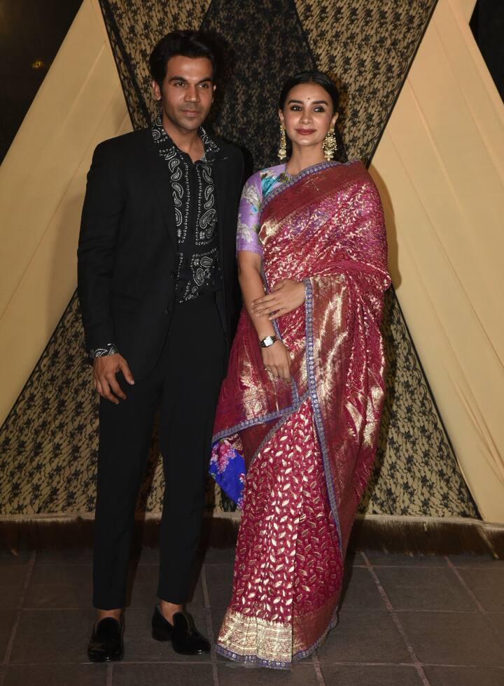 अभिनेता राजकुमार राव अपनी गर्लफ्रेंड पत्रलेखा के साथ कुछ इस अंदाज में पहुंचे. (तस्वीर: मानव मंगलानी)