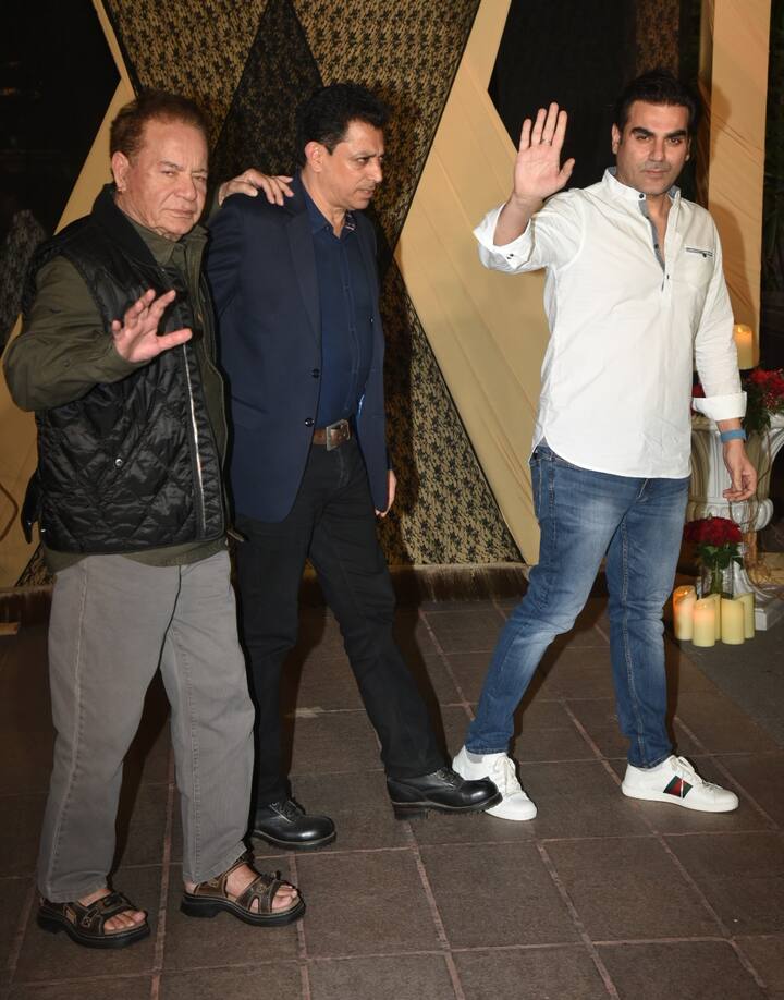 बेटे सोहेल खान और अरबाज खान के साथ उनके पिता सलीम खान. (तस्वीर: मानव मंगलानी)