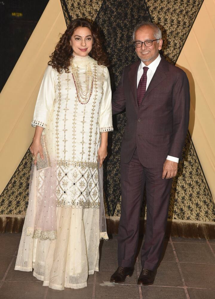 पति के साथ जूही चावला. (तस्वीर: मानव मंगलानी)