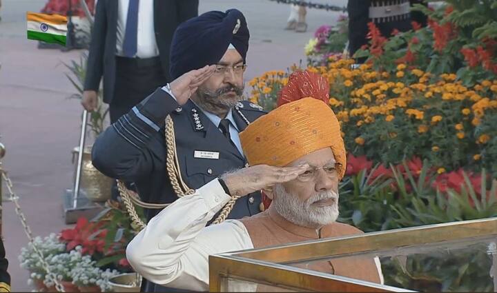 पीएम मोदी ने यहां पहुंच कर देश के लिए शहीद हुए जवानों को श्रद्धांजलि दी.