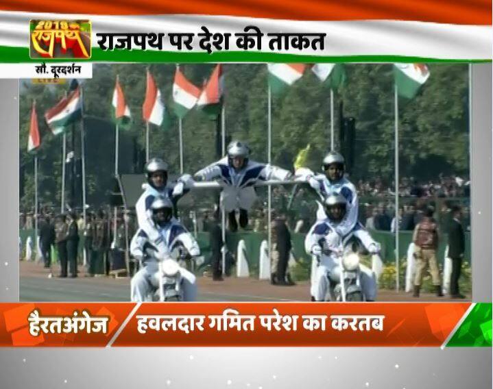 सेना के जवानों ने बाइक पर भी करतब दिखाए. सेना के जवनों के बाइक वाले करतब काफी हैरतअंगेज होते हैं. इसे देखकर एक बार में तो यकीन भी नहीं होता है. 