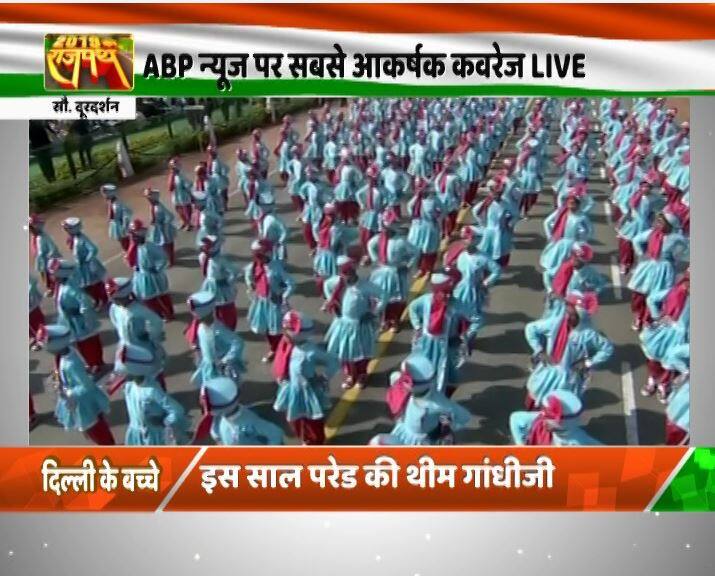 राजपथ पर सेना के तीनों अंगों- थल सेना, नौसेना और वायु सेना ने मिलकर करतब दिखाया. इस दौरान सेना के जवनों के हैरतअंगेज करतब देखकर लोग अचंभित हुए. 