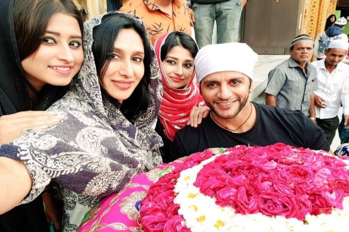 After celebrating Teejay Sidhu's birthday, BB 12 contestants Karanvir, Saba & Somi visit Ajmer Sharif पत्नी टीजे के जन्मदिन के बाद अजमेर शरीफ पहुंचे करणवीर, सबा-सोमी भी नजर आईं साथ