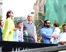 तैमूर ने सैफ-करीना के साथ गणतंत्र दिवस पर फहराया तिरंगा, कभी गोद में तो कभी कंधे पर बैठे दिखे छोटे नवाब