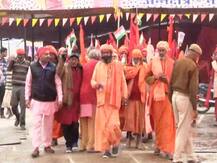 Kumbh Mela 2019: साधू-संतों ने अलग अंदाज में मनाया गणतंत्र दिवस, साथ लहराया धर्मध्वज और राष्ट्रध्वज