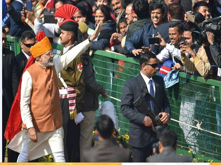PM Narendra Modi seen in saffron turban in Republic day function गणतंत्र दिवस के मौके पर केसरिया साफे में नजर आए प्रधानमंत्री मोदी