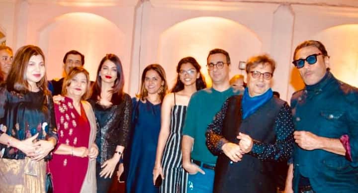 सुभाष घई के बर्थडे पर ये पार्टी उनकी बेटी मेघना पुरी ने रखी थी. इस पार्टी में ज्यादातर वो स्टार नज़र आए जो सुभाष घई के बेहद करीबी माने जाते हैं. (तस्वीर: मानव मंगलानी)