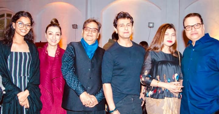 इन सब के अलावा पार्टी में सिंगर सोनू निगम भी नज़र आए. (तस्वीर: मानव मंगलानी)