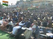 गणतंत्र दिवस परेड: पहली पंक्ति में बैठकर केंद्रीय मंत्री नितिन गडकरी से बात करते नजर आए राहुल गांधी