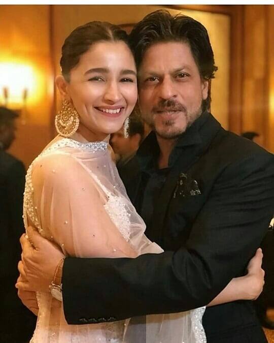 समारोह से शाहरुख खान की ये बेहद खास तस्वीर सामने आई है, जिसमें वो आलिया भट्ट को गले लगाए नज़र आ रहे हैं. (तस्वीर: इंस्टाग्राम) 