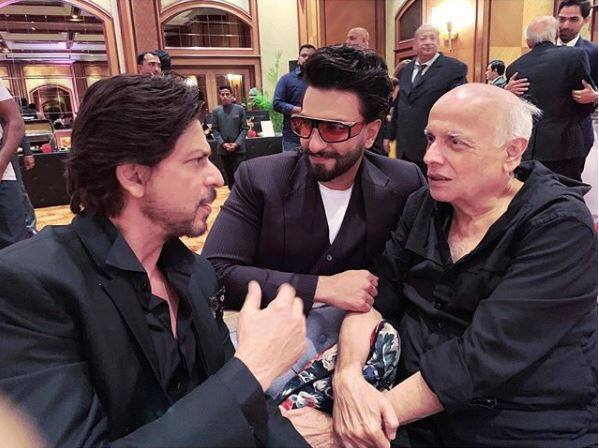 समारोह के दौरान शाहरुख खान रणवीर सिंह और महेश भट्ट के साथ गुफ्तगू करते हुए नज़र आए. (तस्वीर: इंस्टाग्राम) 