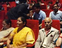 रक्षा मंत्री सीतारमण ने पूर्व सैनिकों के साथ देखी ‘उरी द सर्जिकल स्ट्राइक’, लोगों से पूछा- How\'s the josh?