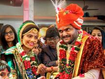 हार्दिक पटेल ने बचपन की दोस्त से मंदिर में रचाई शादी, बोले- बराबरी के लिए आखिरी सांस तक लड़ेंगे