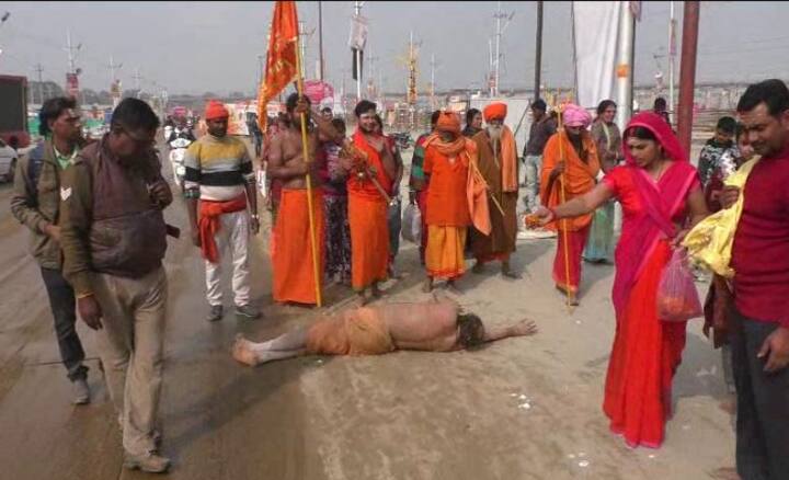 कुछ महिला श्रद्धालु बाबा के आगे रास्ते पर झाड़ू लगाते हुए चल रही थीं.बाबा का कहना है कि अयोध्या में भगवान राम के भव्य मंदिर के निर्माण के लिए उन्होंने संगम तक लेटकर पहुंचने का संकल्प लिया था और यह उनकी साधना का एक हिस्सा है. बहरहाल राम मंदिर के लिए मौनी बाबा की यह अनूठी साधना कुंभ मेले में चर्चा का सबब बनी रही.