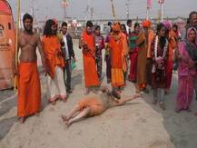 Kumbh Mela 2019: कुंभ में राम मंदिर के लिए मौनी बाबा का अनूठा जतन, ज़मीन पर लोटकर तय किया पांच किमी का सफर