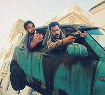 बॉलीवुड सितारों की फोटोज के साथ खुद को जोड़ देता है ये, ऐसी तस्वीरें देख दंग रह जाएंगे आप