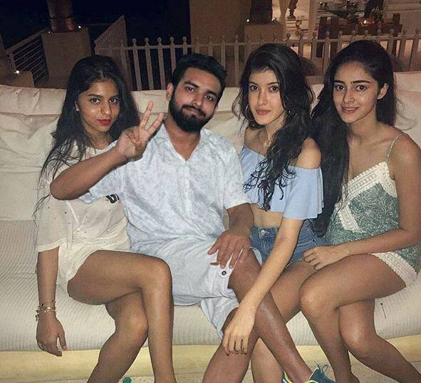 सुहाना, शनाया और अन्नया की तस्वीर के बीच भी इसने खुद को फिट कर दिया. 