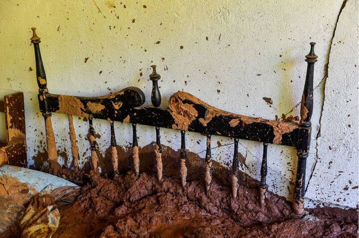 फायर ब्रिगेड ने पीड़ितों का खोज अभियान रोककर बांध के नजदीक रह रहे लोगों को बाहर निकालना शुरू कर दिया था. बांध के आसपास 800 मिलियन गैलन पानी भर गया था. हालांकि कुछ ही घंटों के बाद नागरिक रक्षा से जुड़े अधिकारियों ने उसे नियंत्रित कर लिया.