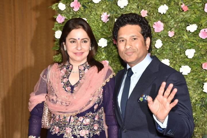 क्रिकेट के भगवान माने जाने वाले सचिन तेंदुलकर इस ग्रैंड इवेंट में अपनी पत्नी अंजलि तेंदुलकर के साथ पहुंचे. (तस्वीर: मानव मंगलानी)