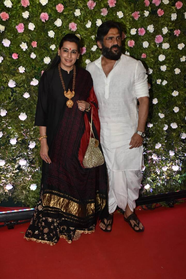 बॉलीवुड अभिनेता सुनील शेट्टी भी पत्नी के साथ काफी अलग अंदाज में दिखाई दिए. (तस्वीर: मानव मंगलानी)