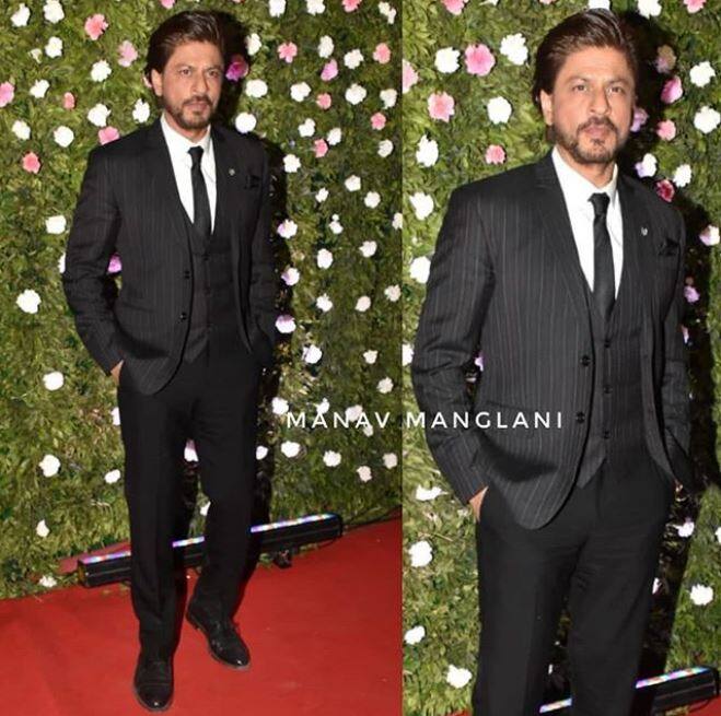 वहीं अभिनेता शाहरुख खान भी काफी डैशिंग अंदाज में इस रिसेप्शन पार्टी में दिखाई दिए. (तस्वीर: मानव मंगलानी)