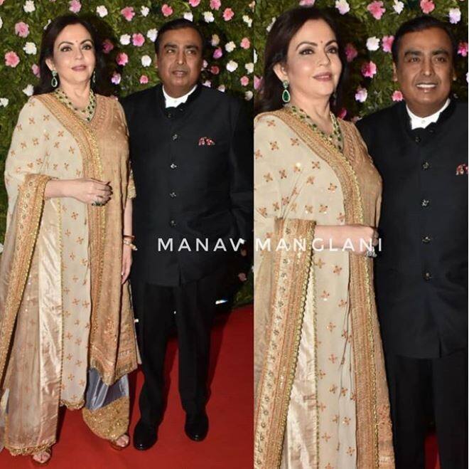 बिजनेस टायकून मुकेश अंबानी भी अपनी पत्नी नीता अंबानी के साथ अमित ठाकरे के रिसेप्शन में पहुंचें. (तस्वीर: मानव मंगलानी)