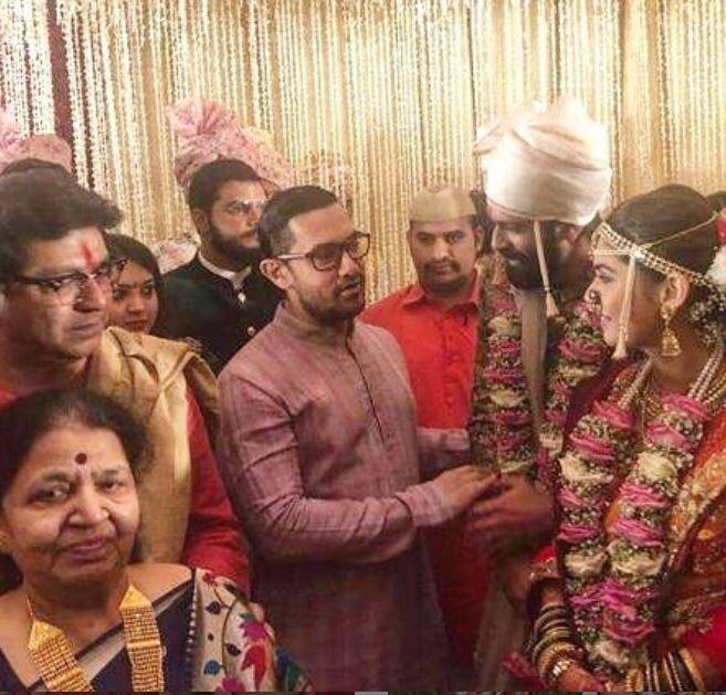 शादी की इस तस्वीर में आप अमित ठाकरे और उनकी दुल्हनिया के साथ मिस्टर परफेक्शनिस्ट आमिर खान को देख सकते हैं. (तस्वीर: मानव मंगलानी) 