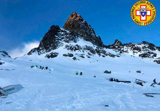 Plane and Helicopter collides in the Alps near Italy तस्वीरें: हेलीकॉप्टर और विमान में टक्कर में 7 की मौत