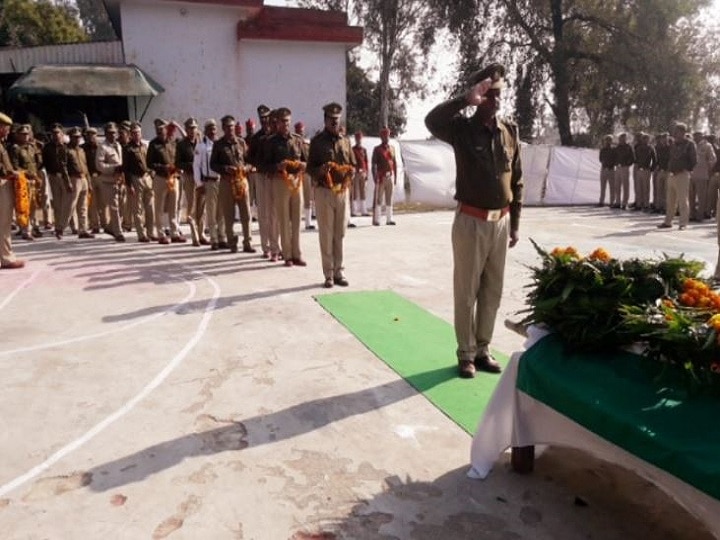 अमरोहा: शहीद सिपाही हर्ष चौधरी को तिरंगे से साथ दी गई सलामी, परिवार ने उठाए पुलिस की कार्यशैली पर सवाल Amroha: Martyr Harsh Chaudhary honoured with the tricolor's salute, family raised the question of the functioning of the police अमरोहा: शहीद सिपाही हर्ष चौधरी को तिरंगे से साथ दी गई सलामी, परिवार ने उठाए पुलिस की कार्यशैली पर सवाल