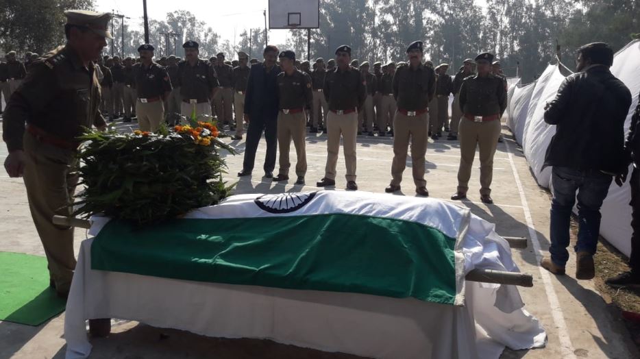 अमरोहा: शहीद सिपाही हर्ष चौधरी को तिरंगे से साथ दी गई सलामी, परिवार ने उठाए पुलिस की कार्यशैली पर सवाल