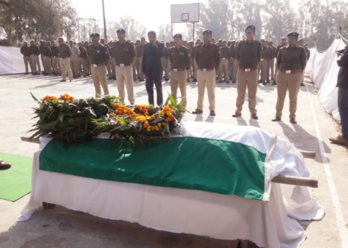 अमरोहा: शहीद सिपाही हर्ष चौधरी को तिरंगे से साथ दी गई सलामी, परिवार ने उठाए पुलिस की कार्यशैली पर सवाल